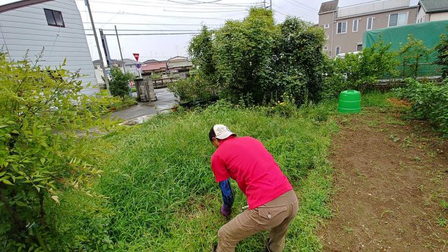 埼玉県熊谷市,深谷市,行田市,の便利屋,不用品の回収,剪定,クリーニング,補修,作業を行っています。埼玉県熊谷市で草刈り作業中。