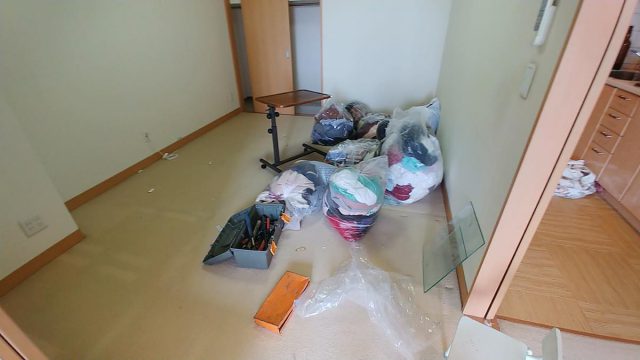 埼玉県熊谷市,深谷市,行田市,の便利屋,不用品の回収,剪定,クリーニング,補修,作業を行っています。埼玉県熊谷市で不要品の回収。作業中の状態。