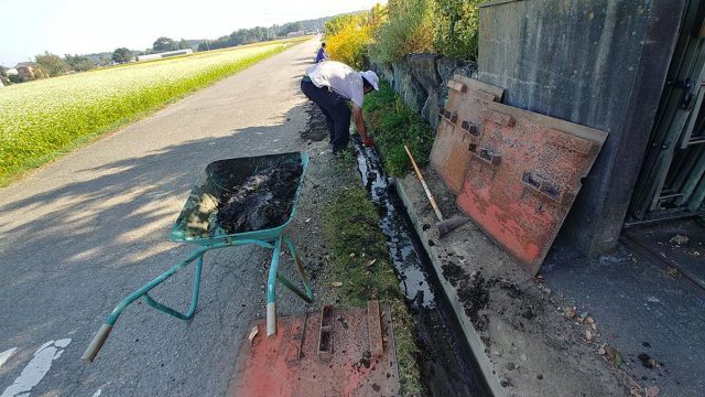 埼玉県熊谷市,深谷市,行田市,の便利屋,不用品の回収,剪定,クリーニング,補修,作業を行っています。埼玉県深谷市で側溝の掃除のお仕事。