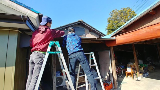 埼玉県熊谷市,深谷市,行田市,の街の便利屋さん（リサイクル妻沼）は、相談・見積無料なので、いつでもお気軽にお電話ください。幅広に困りごとの解決に全力で取り組ませて頂きます。熊谷市で雨樋の取り付け作業のお仕事。