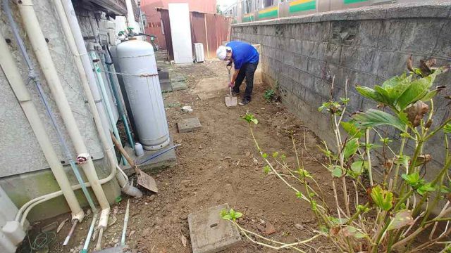 埼玉県熊谷市,深谷市,行田市,東松山市の街の便利屋さん（リサイクル妻沼）は、相談・見積無料なので、いつでもお気軽にお電話ください。幅広に困りごとの解決に全力で取り組ませて頂きます。鴻巣市で砂利敷きのお仕事。