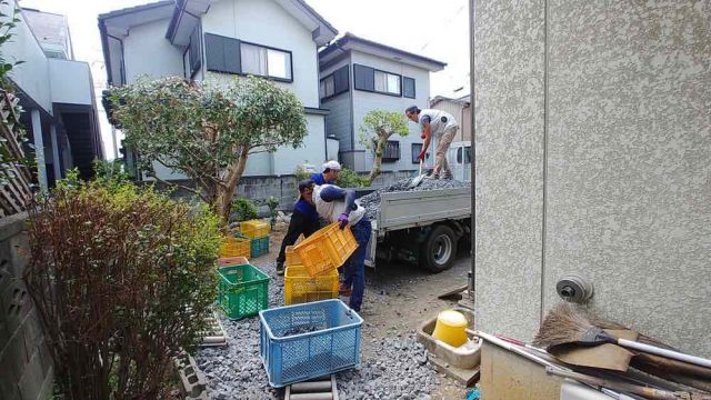 埼玉県熊谷市,深谷市,行田市,東松山市の街の便利屋さん（リサイクル妻沼）は、相談・見積無料なので、いつでもお気軽にお電話ください。幅広に困りごとの解決に全力で取り組ませて頂きます。鴻巣市で砂利敷きのお仕事。