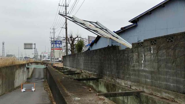 街の便利屋さん（リサイクル妻沼）は、相談・見積無料なので、いつでもお気軽にお電話ください。幅広に困りごとの解決に全力で取り組ませて頂きます。熊谷市で強風で破損した看板の撤去作業。