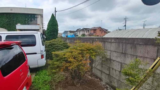 街の便利屋さん（リサイクル妻沼）は、相談・見積無料なので、いつでもお気軽にお電話ください。幅広に困りごとの解決に全力で取り組ませて頂きます。東松山市で駐車場拡張による植木の抜根作業