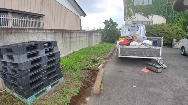 街の便利屋さん（リサイクル妻沼）は、相談・見積無料なので、いつでもお気軽にお電話ください。幅広に困りごとの解決に全力で取り組ませて頂きます。東松山市で駐車場拡張による植木の抜根作業