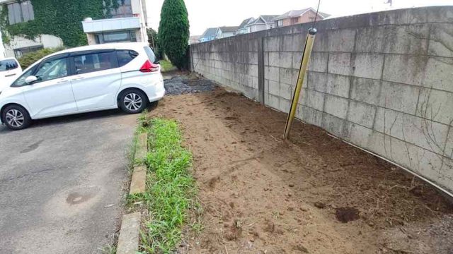 街の便利屋さん（リサイクル妻沼）は、相談・見積無料なので、いつでもお気軽にお電話ください。幅広に困りごとの解決に全力で取り組ませて頂きます。東松山市で駐車場拡張による植木の抜根作業