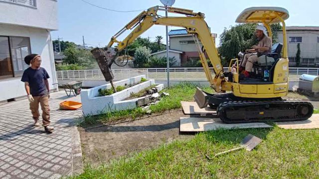 街の便利屋さん（リサイクル妻沼）は、相談・見積無料なので、いつでもお気軽にお電話ください。幅広に困りごとの解決に全力で取り組ませて頂きます。東松山市で花壇の撤去のお仕事。