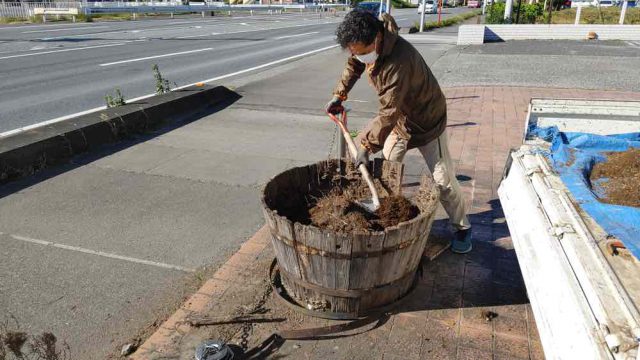 街の便利屋さん（リサイクル妻沼）は、相談・見積無料なので、いつでもお気軽にお電話ください。幅広に困りごとの解決に全力で取り組ませて頂きます。熊谷市で大きな鉢植えの撤去お仕事。