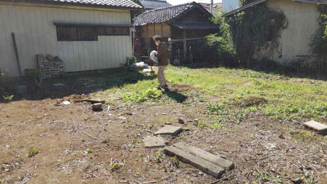 街の便利屋さん（リサイクル妻沼）は、相談・見積無料なので、いつでもお気軽にお電話ください。幅広に困りごとの解決に全力で取り組ませて頂きます。東松山市で防草シート張りのお仕事。