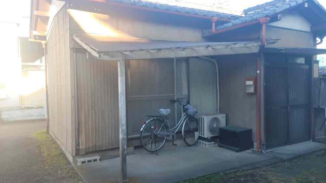 街の便利屋さん（リサイクル妻沼）は、相談・見積無料なので、いつでもお気軽にお電話ください。幅広に困りごとの解決に全力で取り組ませて頂きます。東松山市で軒下の補修作業のお仕事。