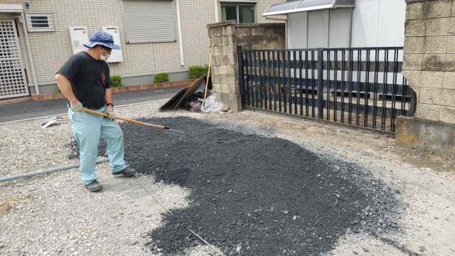 街の便利屋さん（リサイクル妻沼）は、相談・見積無料なので、いつでもお気軽にお電話ください。幅広に困りごとの解決に全力で取り組ませて頂きます。東松山市で駐車場の整備と砂利敷きのお仕事。