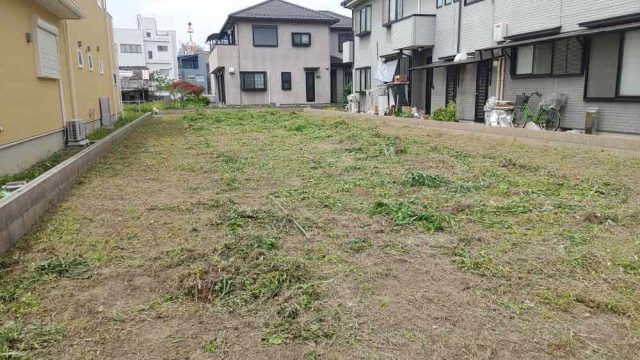 空き地も近隣に住居や建物があると、害虫が発生したり、雑草の花粉など迷惑になってしまうので、定期的なお手入れ(メンテンナス)＿が必要になります。