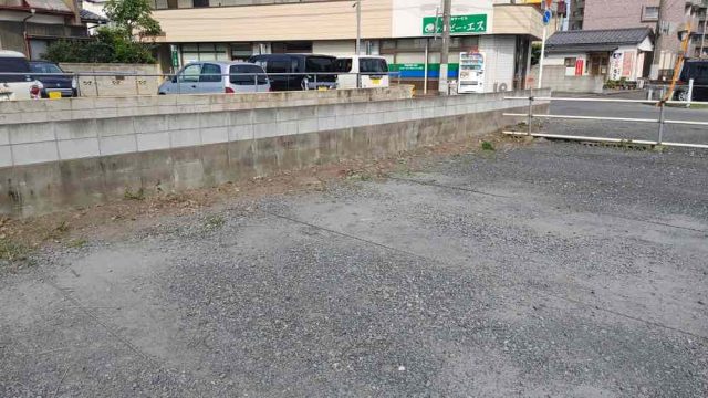 街の便利屋さん（リサイクル妻沼）は、相談・見積無料なので、いつでもお気軽にお電話ください。幅広に困りごとの解決に全力で取り組ませて頂きます。駐車場のサボテンの撤去作業。